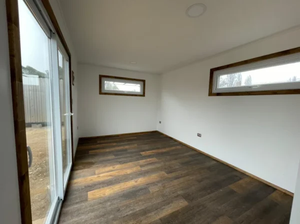 Conteneur aménagé 17m2 avec kitchenette, WC et douche – Image 2