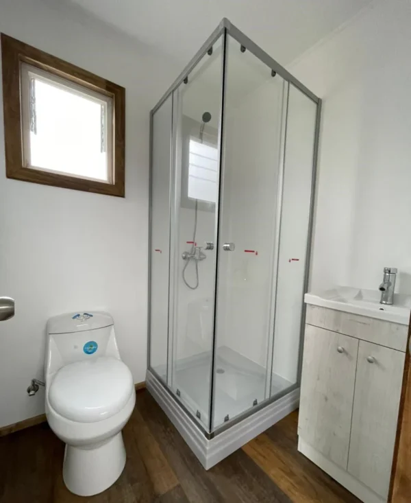Conteneur aménagé 17m2 avec kitchenette, WC et douche – Image 4